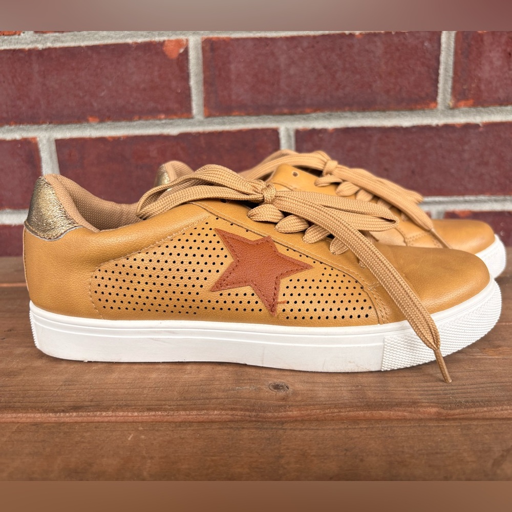 Outwoods Tan and Gold Star Sneakers